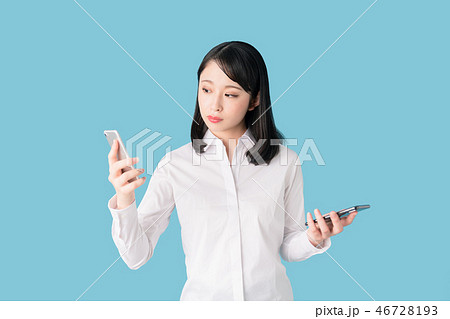 スマホを比べる女性 スマホを比べる女性 46728193