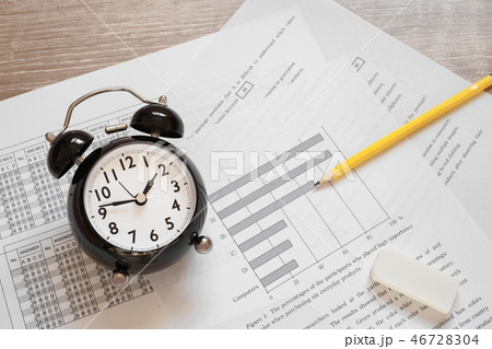 試験時間. 　時計と問題用紙 46728304