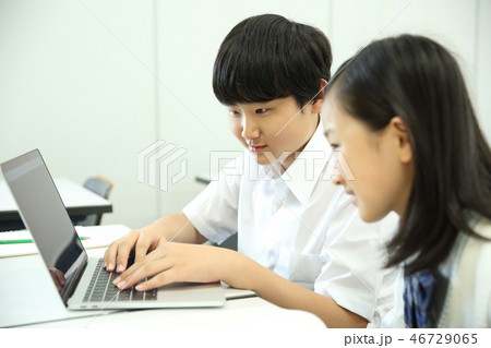 パソコンと学生 46729065