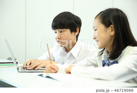 パソコンと学生 46729066