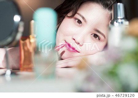 メイクシーン　リップを塗る若い女性 46729120