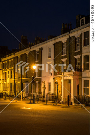 夜明け前のイギリス田舎のドーバーの街並み レンガ造りの建物と薄い黄色の街灯 夜明け前のイギリス田舎のドーバーの街並み レンガ造りの建物と薄い黄色の街灯 46730098