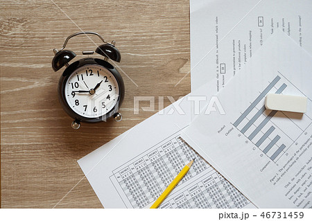 試験時間. 　時計と問題用紙 46731459