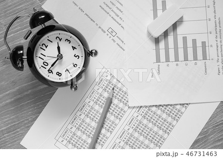 試験時間. 　時計と問題用紙　モノクロ 46731463