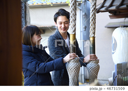 神社　初詣　お参りをする男女 46731509
