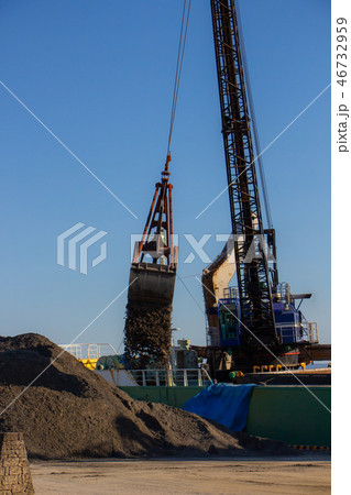 グラブ浚渫船　ガット船　港へ土砂を降ろす船 46732959