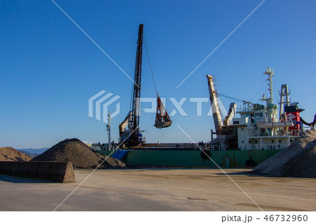 グラブ浚渫船 ガット船 港へ土砂を降ろす船 グラブ浚渫船 ガット船 港へ土砂を降ろす船 46732960