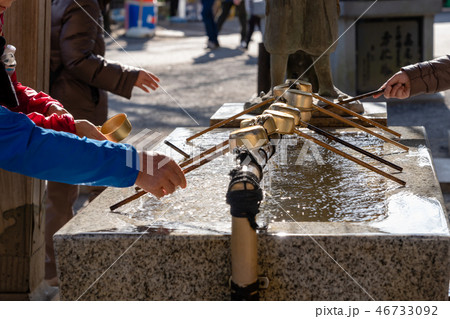 高尾山　手水舎　清める参拝者 46733092