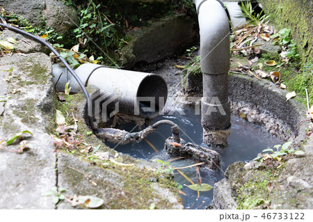 家庭排水をポンプでくみ上げる　汚水用ポンプ 46733122
