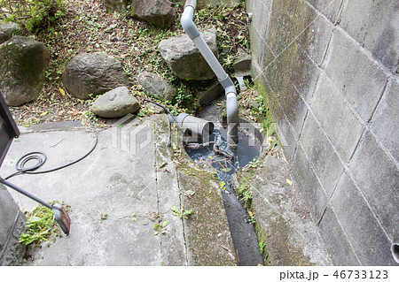 家庭排水をポンプでくみ上げる　汚水用ポンプ 46733123