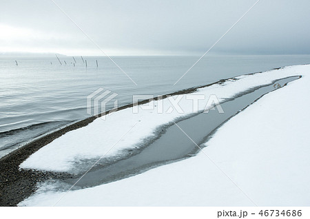 雪景色の安曇川河口から琵琶湖を望む 雪景色の安曇川河口から琵琶湖を望む 46734686
