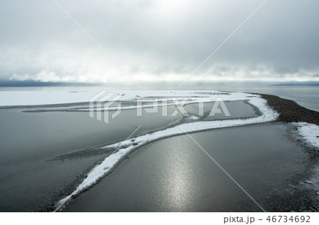 雪景色の安曇川河口から琵琶湖を望む 46734692
