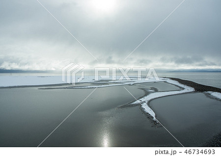 雪景色の安曇川河口から琵琶湖を望む 46734693
