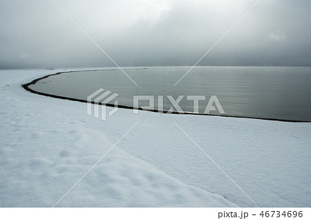 雪景色の安曇川河口から琵琶湖を望む 46734696
