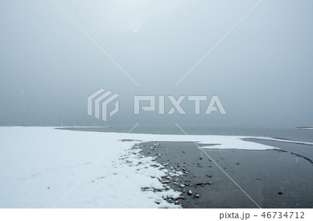 雪景色の安曇川河口から琵琶湖を望む 雪景色の安曇川河口から琵琶湖を望む 46734712