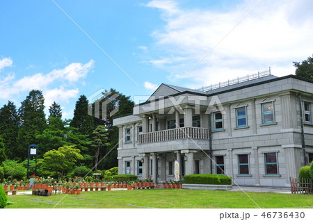 恩賜箱根公園　湖畔展望館と薔薇の花と青空 46736430