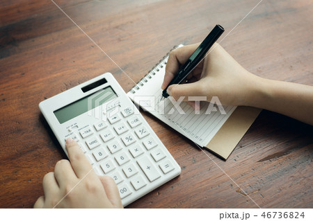 owner Sitting on the annual tax calculation owner Sitting on the annual tax calculation 46736824