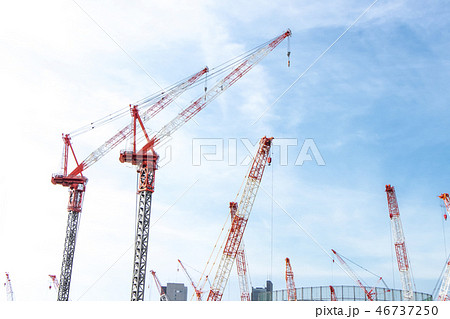 建設現場のクレーン 建設重機 建設現場のクレーン 建設重機 46737250
