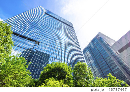 高層ビルを見上げるオフィス街の風景 高層ビルを見上げるオフィス街の風景 46737447