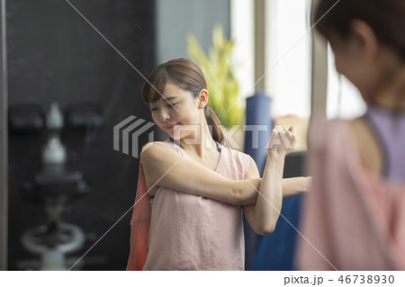女性 ストレッチ 女性 ストレッチ 46738930