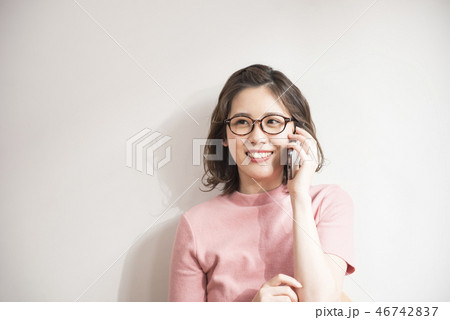 おしゃれ眼鏡の女の子　スマホで電話 46742837