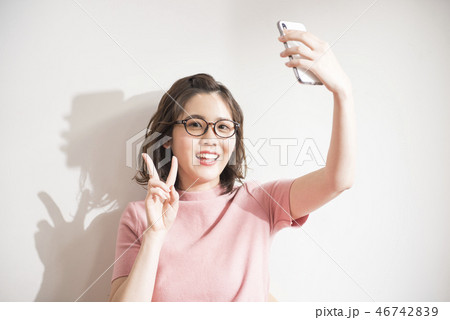 自撮りする若い女性 46742839