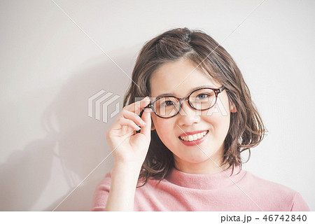 おしゃれ眼鏡の女の子 おしゃれ眼鏡の女の子 46742840