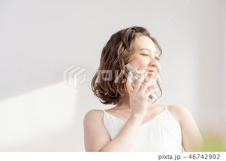 ビューティー　若い女性　美白 46742902