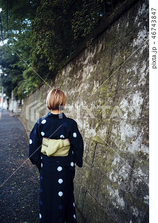 浴衣の女性の後ろ姿 46743847