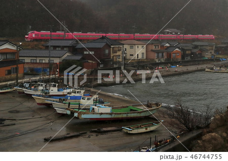 笹川流れを走る特急いなほ 46744755