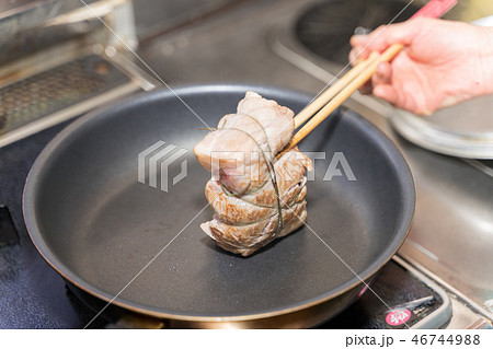 煮豚の前処理 表面焼き 煮豚の前処理 表面焼き 46744988