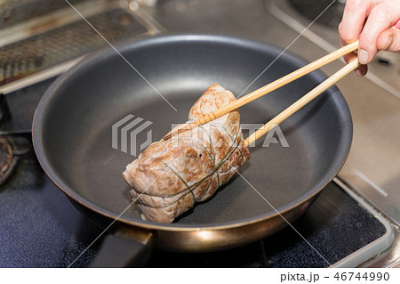 煮豚の前処理 表面焼き 46744990