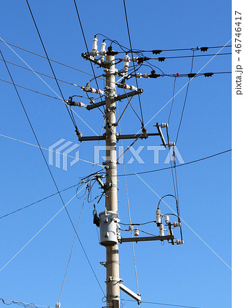 電線と電柱（電信柱） 46746417