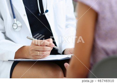 Little child with doctor at silver pen clipboar Little child with doctor at silver pen clipboar 46746910