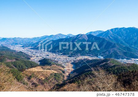 新倉山御殿から望む山岳風景と町並み （山梨県富士吉田市） ※2016年12月撮影 46747378