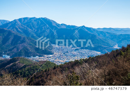 新倉山御殿から望む山岳風景と町並み （山梨県富士吉田市） ※2016年12月撮影 46747379