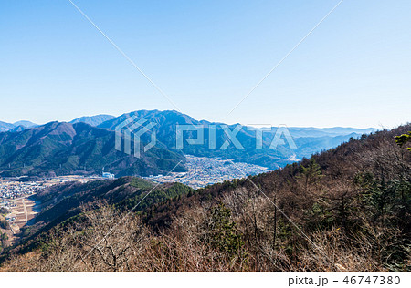 新倉山御殿から望む山岳風景と町並み (山梨県富士吉田市) ※2016年12月撮影 新倉山御殿から望む山岳風景と町並み (山梨県富士吉田市) ※2016年12月撮影 46747380
