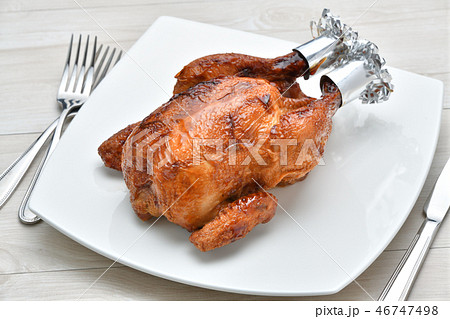 クリスマスのローストチキン チキンロースト 丸鶏焼き 鶏肉 ロースト 鶏丸焼き クリスマスディナー の写真素材