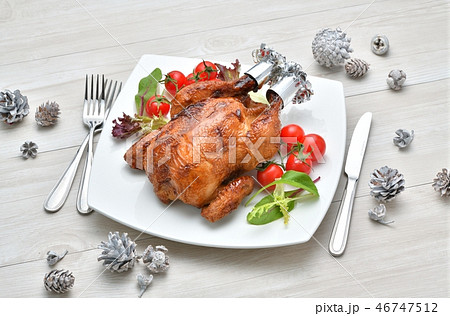 クリスマスのローストチキン チキンロースト 丸鶏焼き 鶏肉 ロースト 鶏丸焼き クリスマスディナー の写真素材