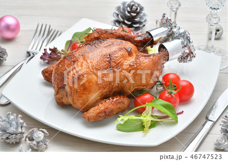クリスマスのローストチキン、チキンロースト、丸鶏焼き、鶏肉、ロースト、鶏丸焼き、クリスマスディナー。 46747523