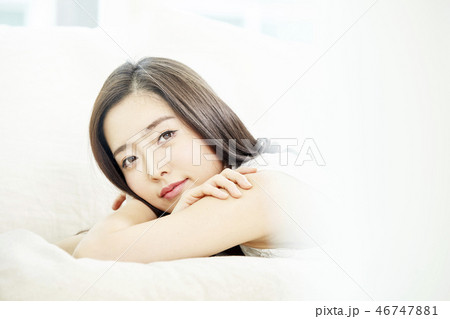 若い女性 うつ伏せ ヒーリング 46747881