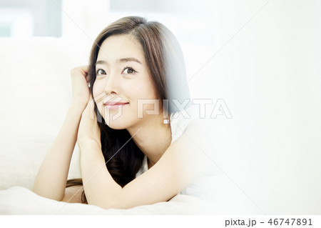 若い女性 ヒーリング 笑顔 46747891