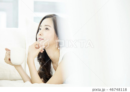 若い女性 うつ伏せ ヒーリング 46748118