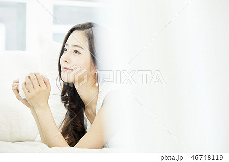若い女性 ヒーリング 笑顔 46748119