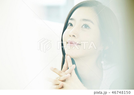 若い女性 ヒーリング 笑顔 46748150