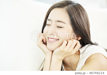 若い女性 ヒーリング 笑顔 46748214