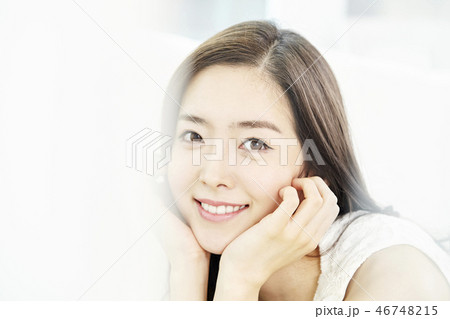 若い女性 ヒーリング 笑顔 46748215