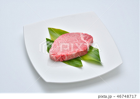国産黒毛和牛のヒレ肉(フィレ肉)ステーキ用(生肉)。静岡県産の黒毛和牛ビーフです。 国産黒毛和牛のヒレ肉(フィレ肉)ステーキ用(生肉)。静岡県産の黒毛和牛ビーフです。 46748717