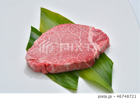 国産黒毛和牛のヒレ肉(フィレ肉)ステーキ用(生肉)。静岡県産の黒毛和牛ビーフです。 国産黒毛和牛のヒレ肉(フィレ肉)ステーキ用(生肉)。静岡県産の黒毛和牛ビーフです。 46748721