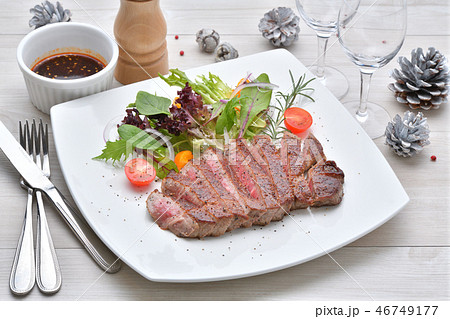 国産黒毛和牛のヒレ肉(フィレ肉)ステーキ用(生肉)。静岡県産の黒毛和牛ビーフです。 国産黒毛和牛のヒレ肉(フィレ肉)ステーキ用(生肉)。静岡県産の黒毛和牛ビーフです。 46749177